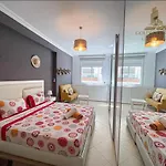 Chic-Top Amenity &Located In The Center