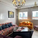 Chic-Top Amenity &Located In The Center